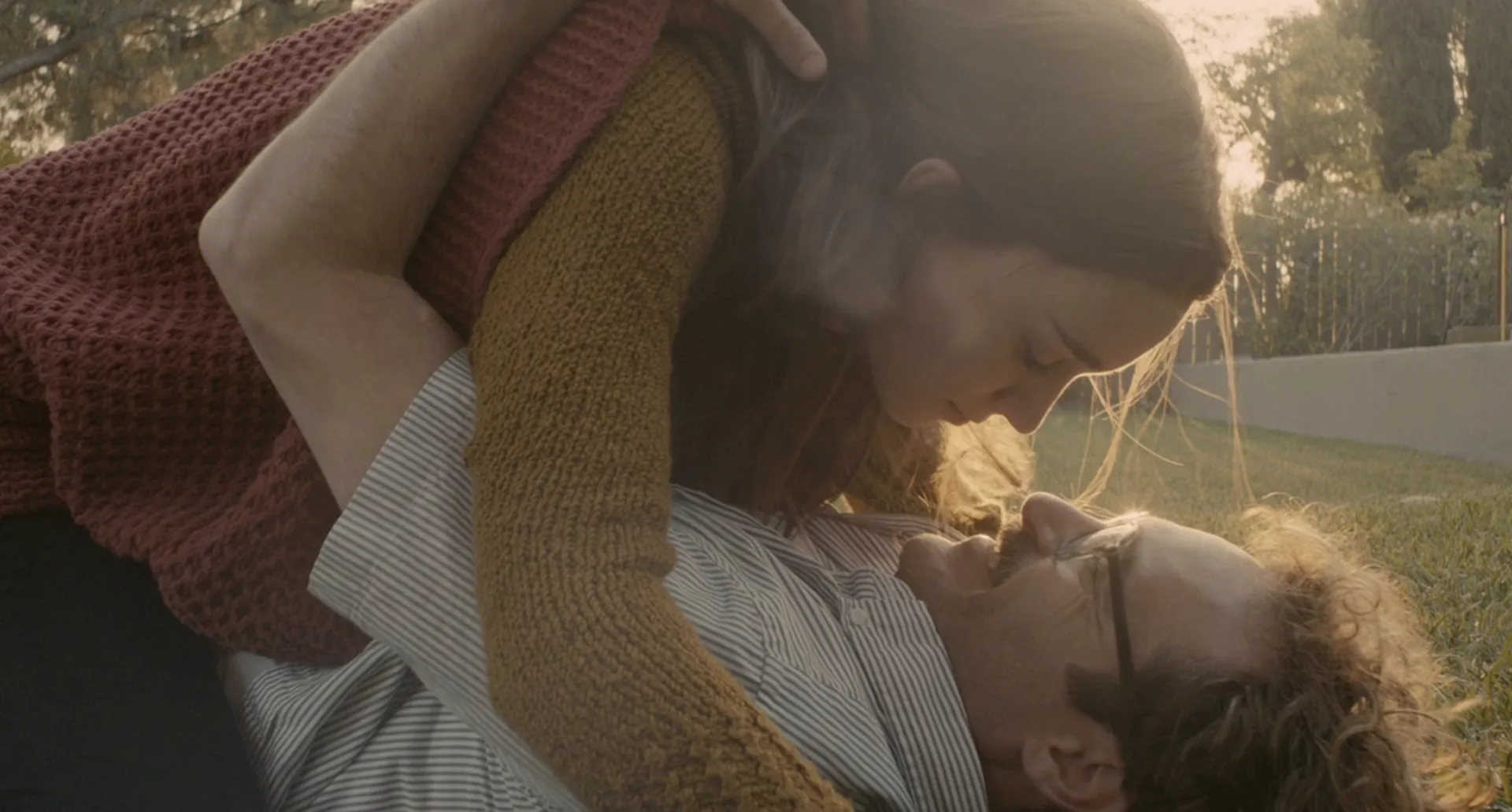 Theodore y Catherine abrazados en un recuerdo del matrimonio, en la película Her