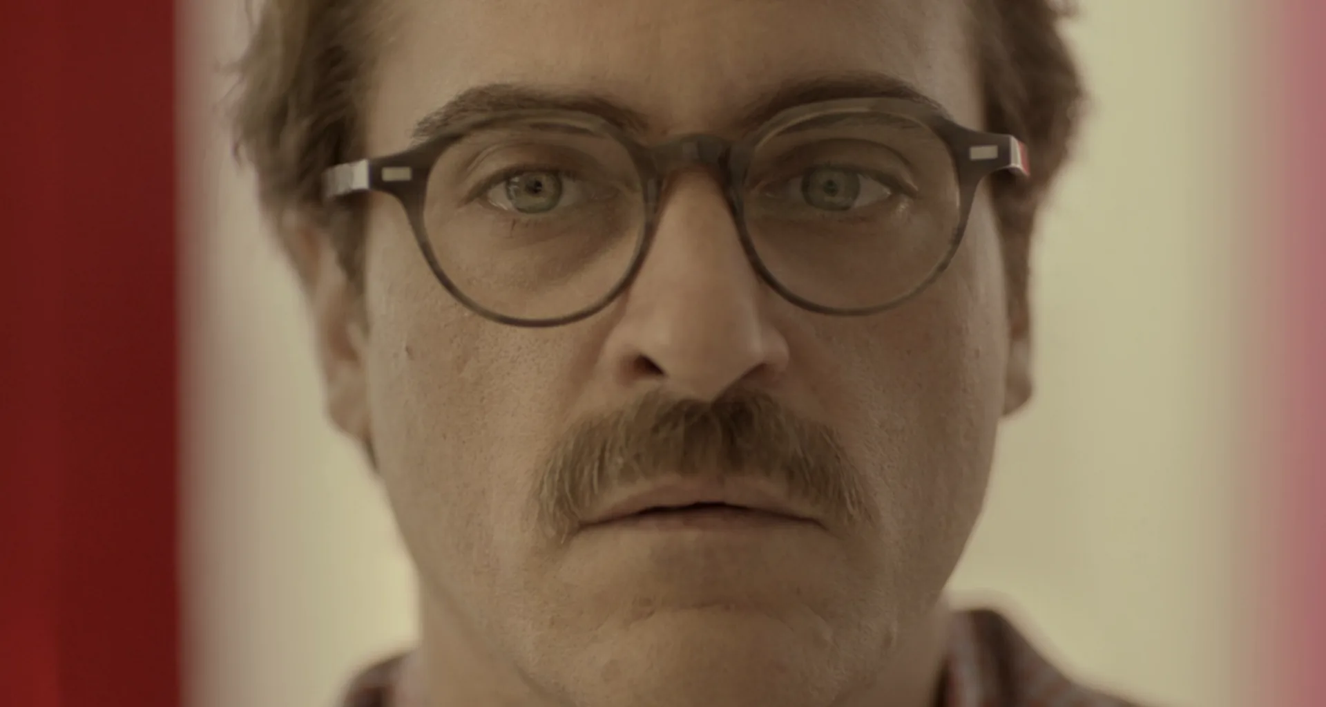 Joaquin Phoenix como Theodore Twombly en la película Her