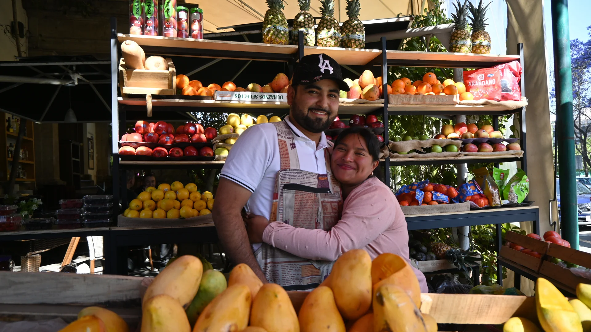 Familia frente al puesto de la Frutería Pepe en Polanco