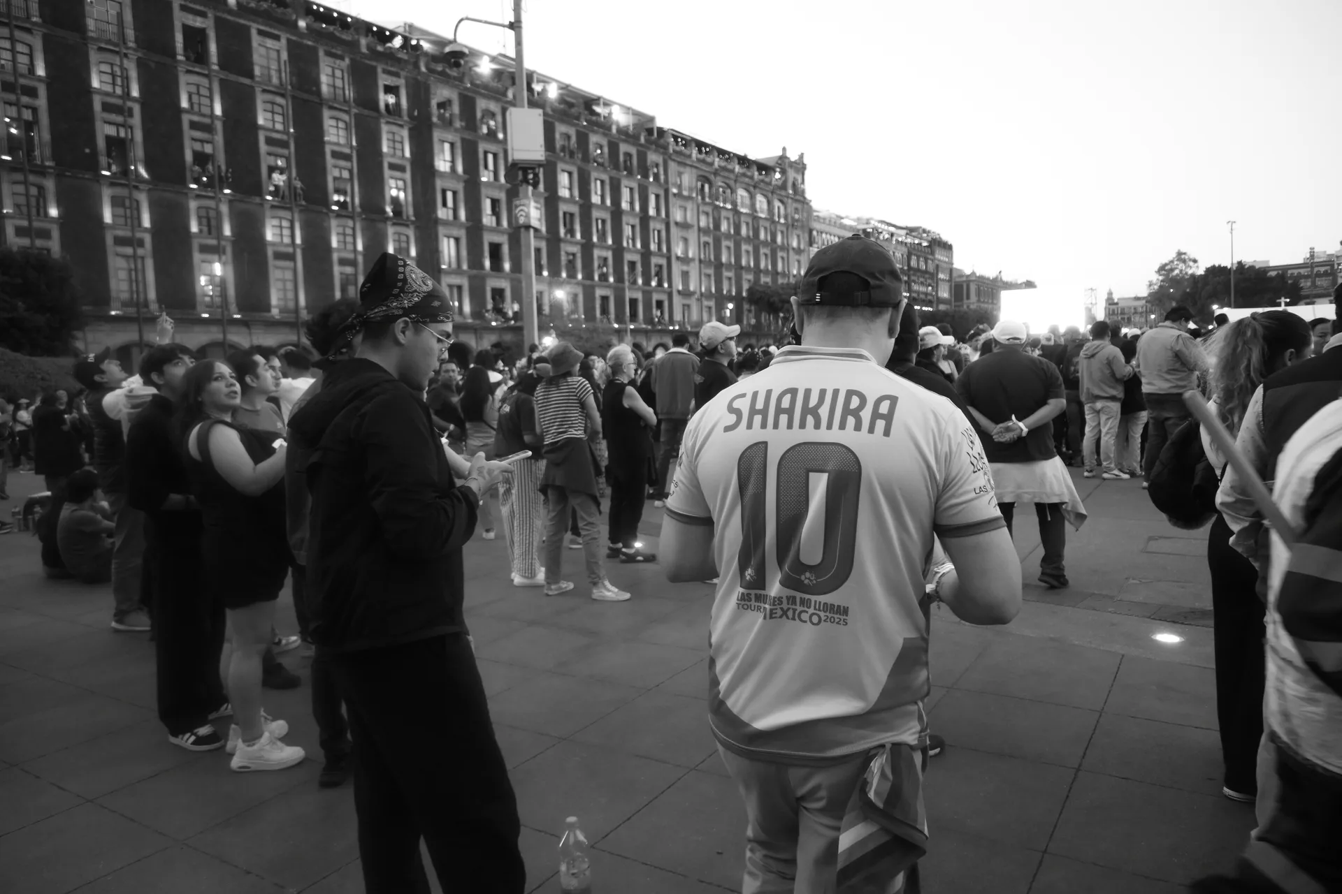 Hombre de espaldas con jersey SHAKIRA 10 entre la multitud del Zócalo