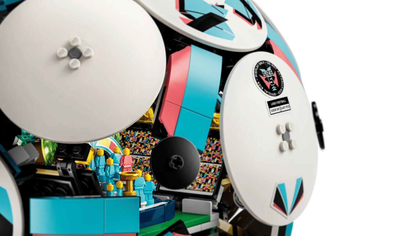 LEGO 43019 Soccer Ball; detalle interior con micro estadio y figuritas