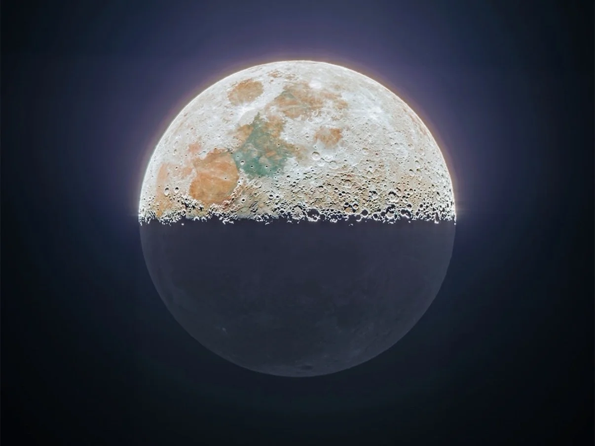Detalle de la superficie lunar revelando su composición mineral por capas de color