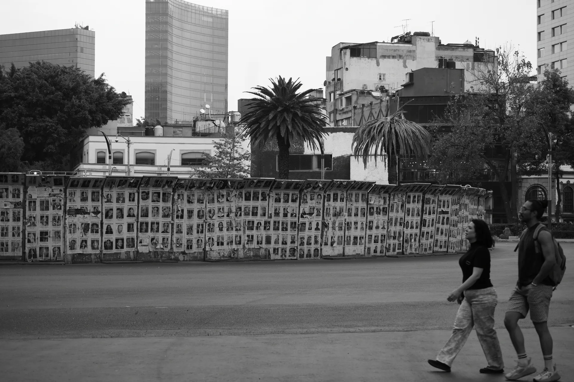 Personas caminando frente al memorial de la Glorieta de las y los Desaparecidos, Paseo de la Reforma