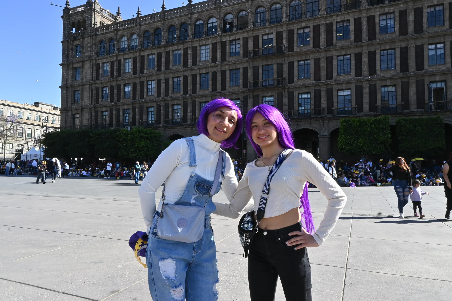 Madre e hija con pelucas moradas en el Zócalo, antes del concierto de Shakira